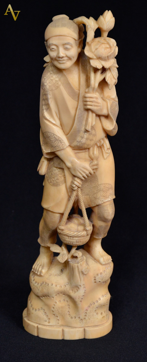 Estatueta de marfim, representando homem com flores. Ass. - Alt. 25...