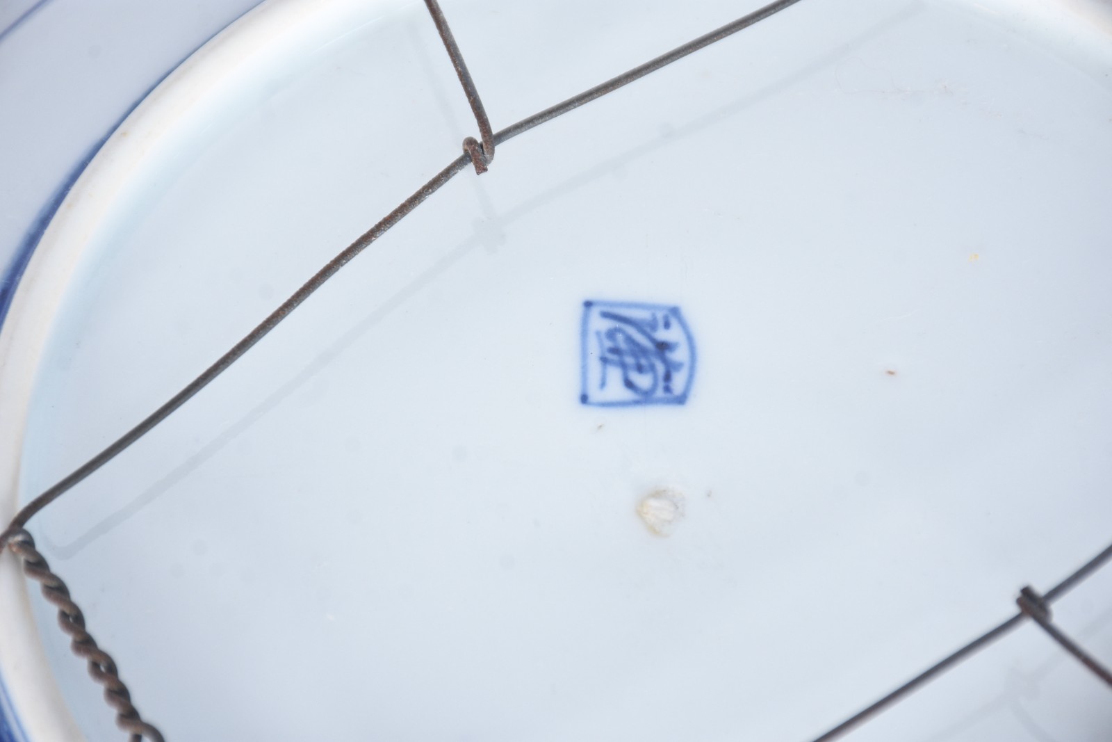 Par de pratos de porcelana oriental decorados com paisagens em azul e... - foto 7 de 7