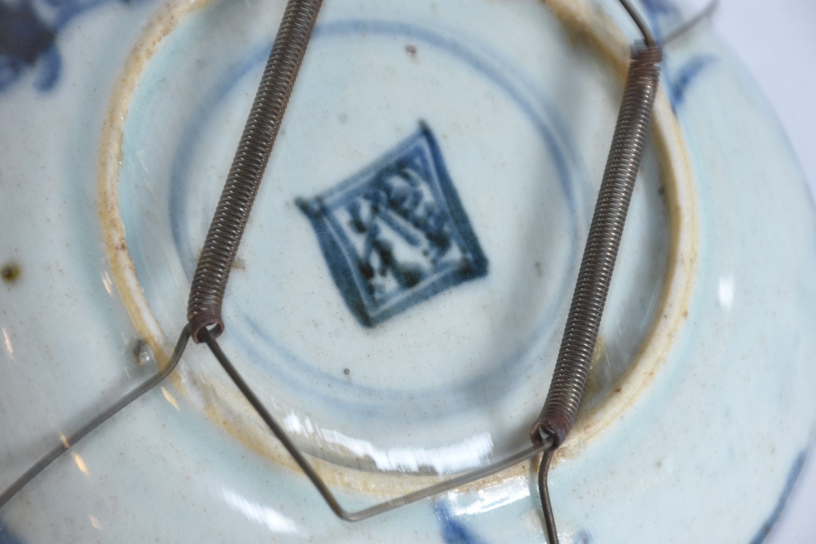 Três pratos de porcelana oriental decorações em azul e branco... - foto 7 de 10