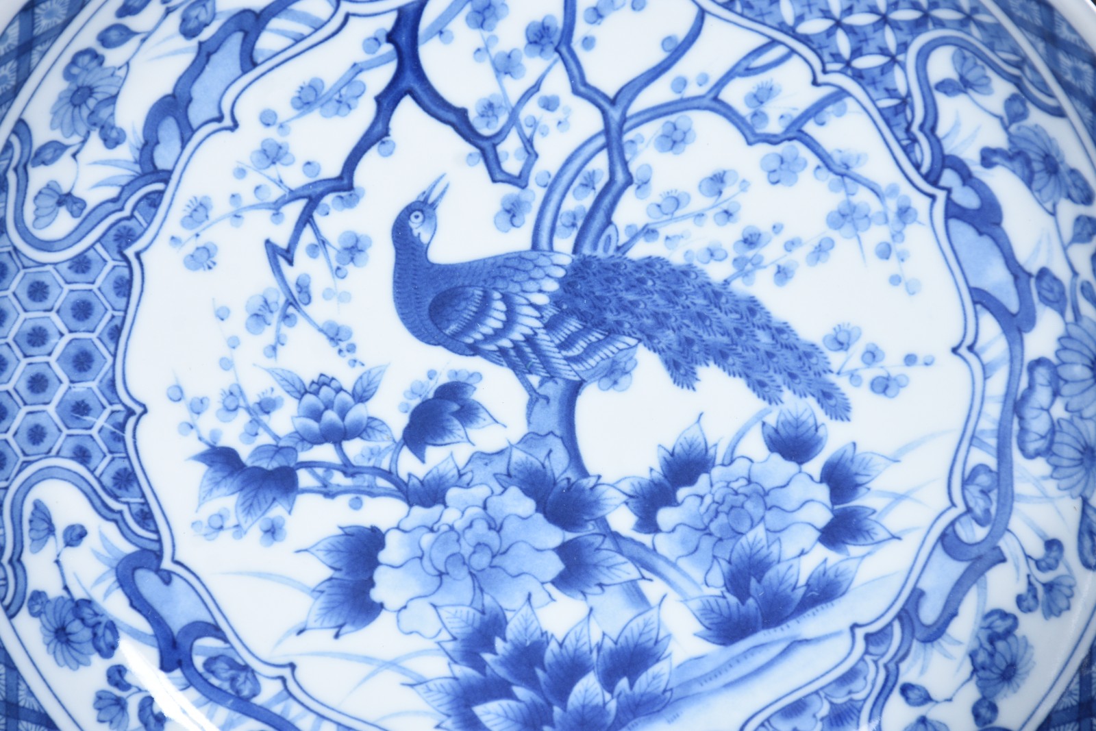 Três pratos de porcelana oriental decorações em azul e branco... - foto 2 de 10