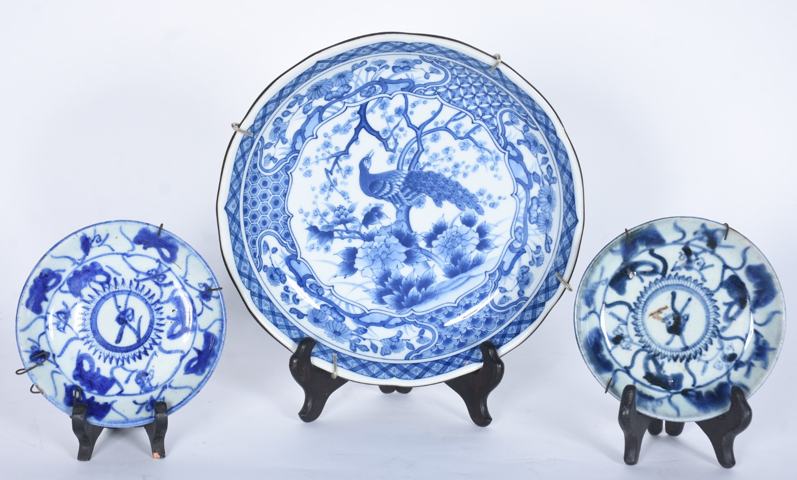 Três pratos de porcelana oriental decorações em azul e branco... - foto 1 de 10