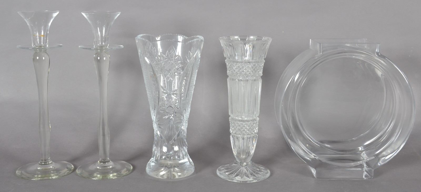 Cinco peças de cristal, sendo: 3 vasos e par de castiçais (um com... - foto 1 de 11