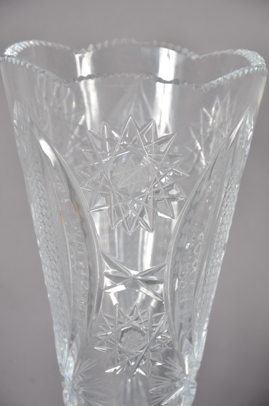 Cinco peças de cristal, sendo: 3 vasos e par de castiçais (um com... - foto 2 de 11
