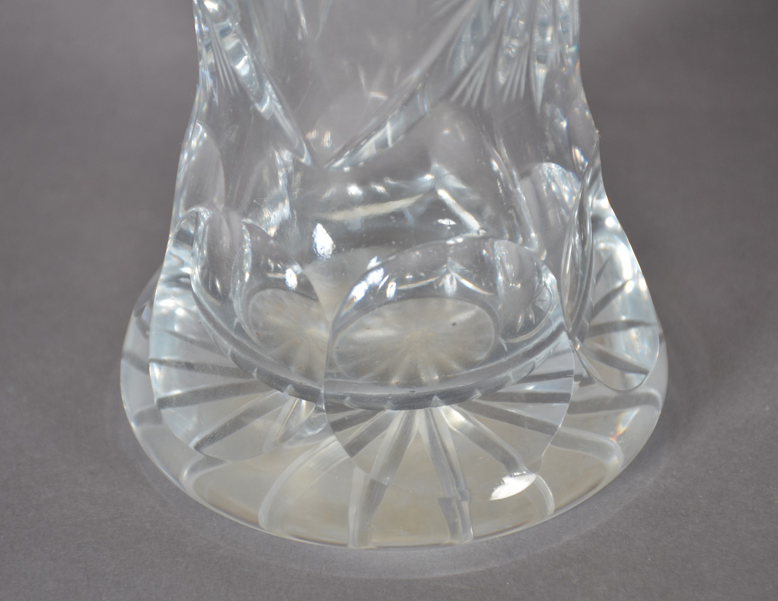 Cinco peças de cristal, sendo: 3 vasos e par de castiçais (um com... - foto 3 de 11