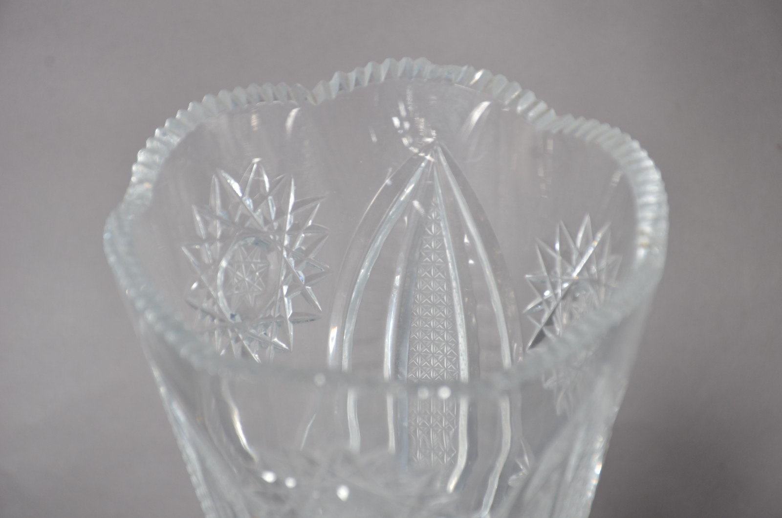 Cinco peças de cristal, sendo: 3 vasos e par de castiçais (um com... - foto 4 de 11