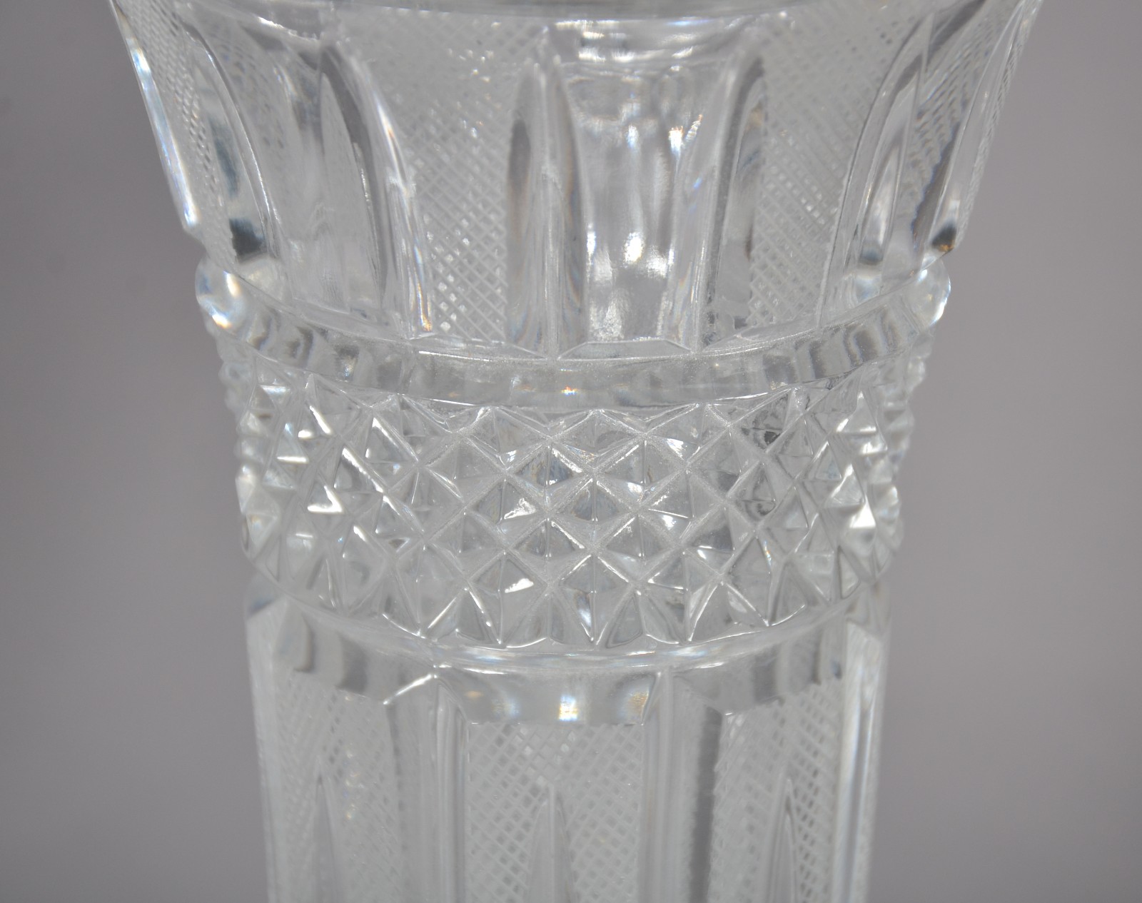 Cinco peças de cristal, sendo: 3 vasos e par de castiçais (um com... - foto 5 de 11