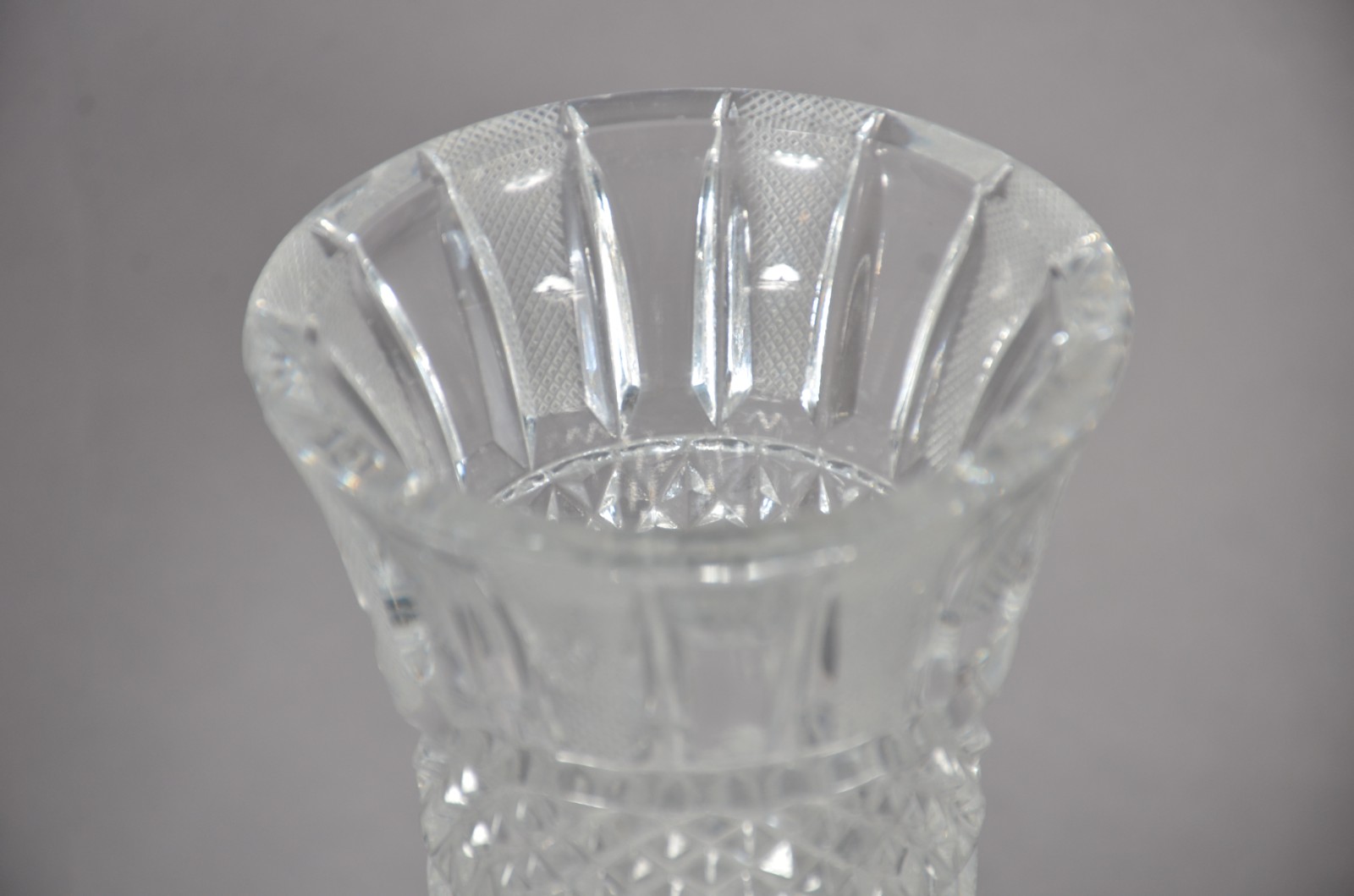 Cinco peças de cristal, sendo: 3 vasos e par de castiçais (um com... - foto 6 de 11