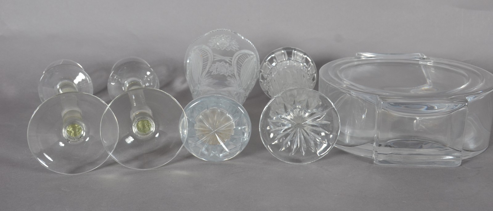 Cinco peças de cristal, sendo: 3 vasos e par de castiçais (um com... - foto 7 de 11
