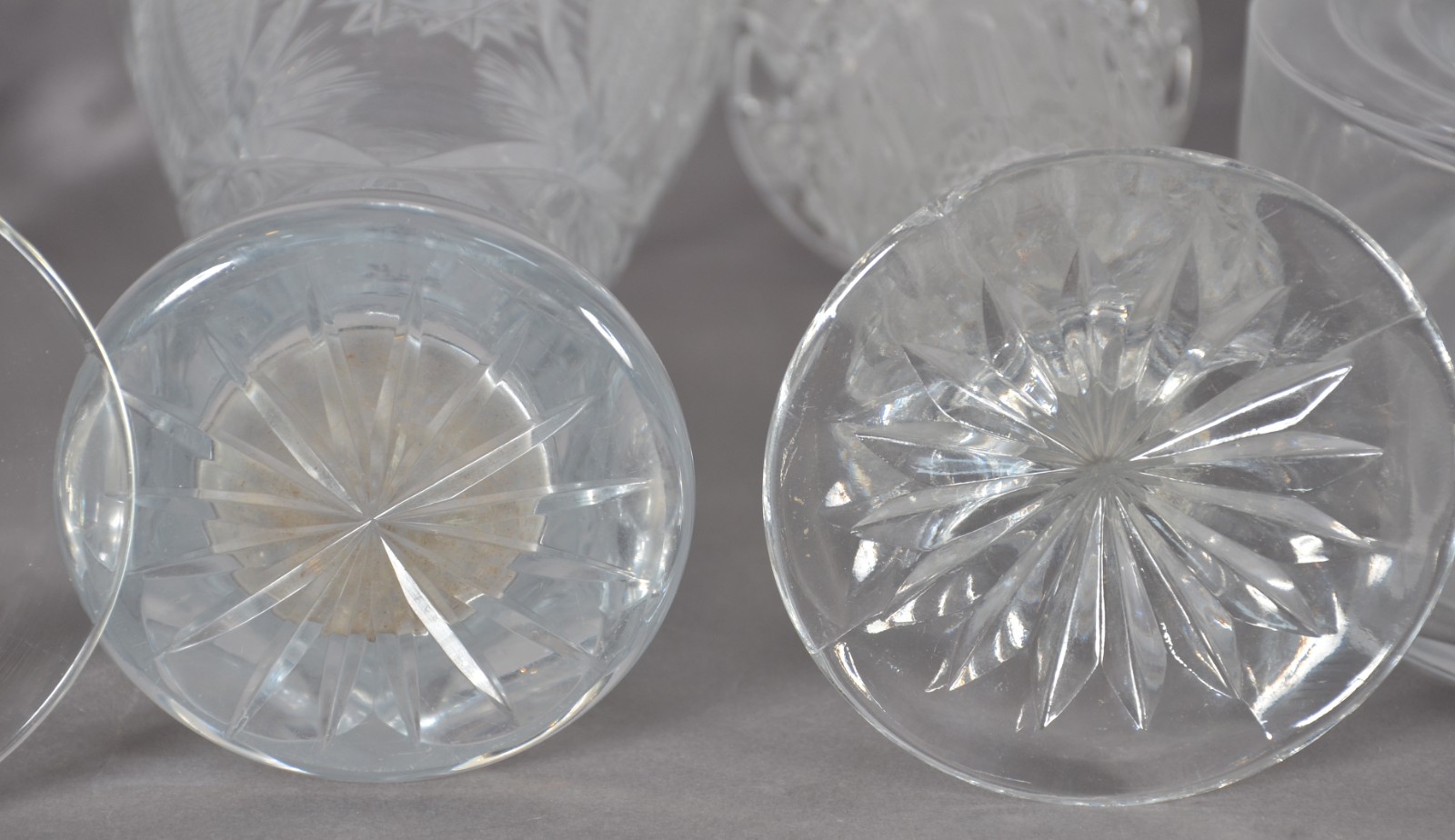 Cinco peças de cristal, sendo: 3 vasos e par de castiçais (um com... - foto 8 de 11