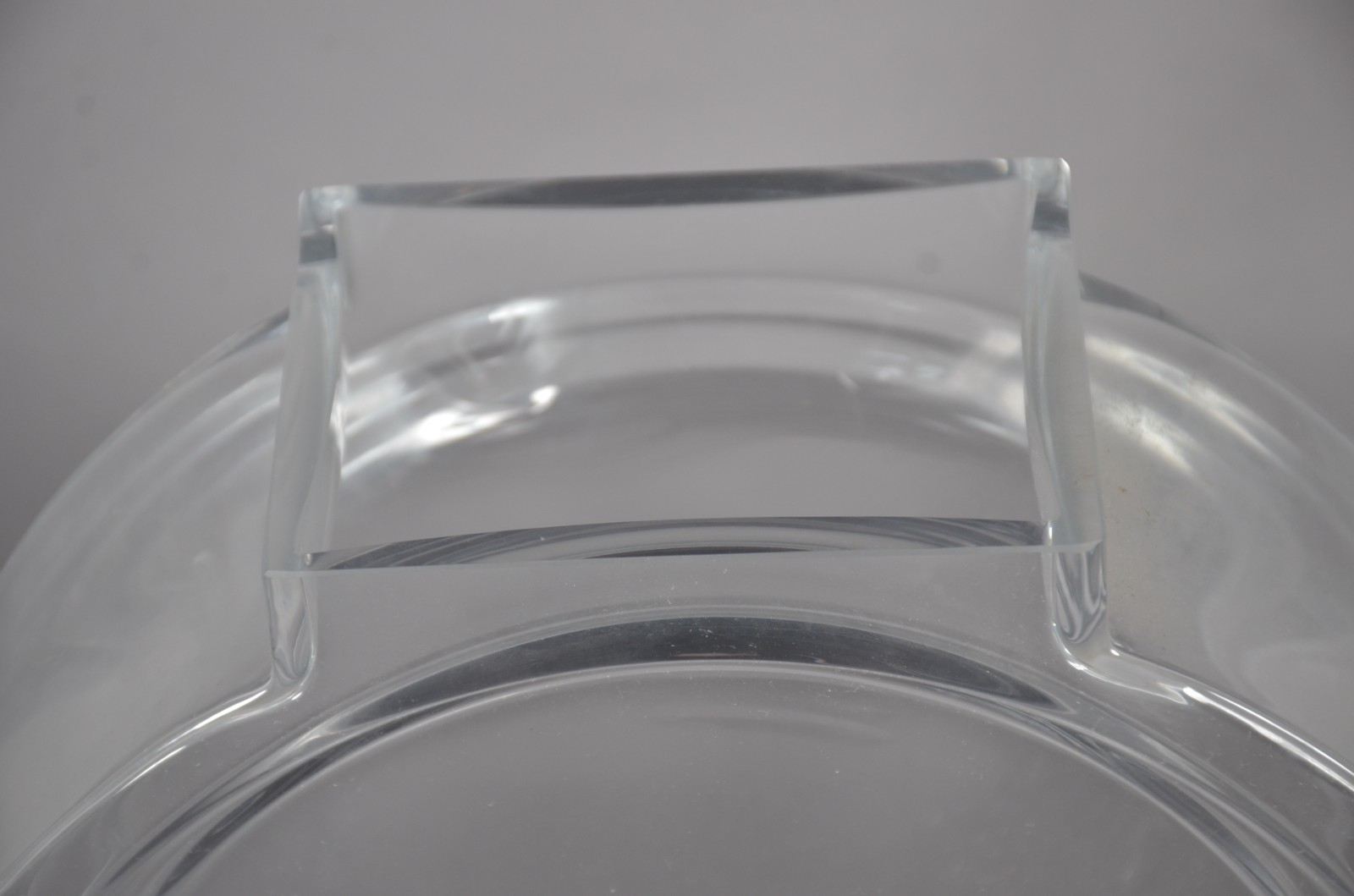Cinco peças de cristal, sendo: 3 vasos e par de castiçais (um com... - foto 9 de 11