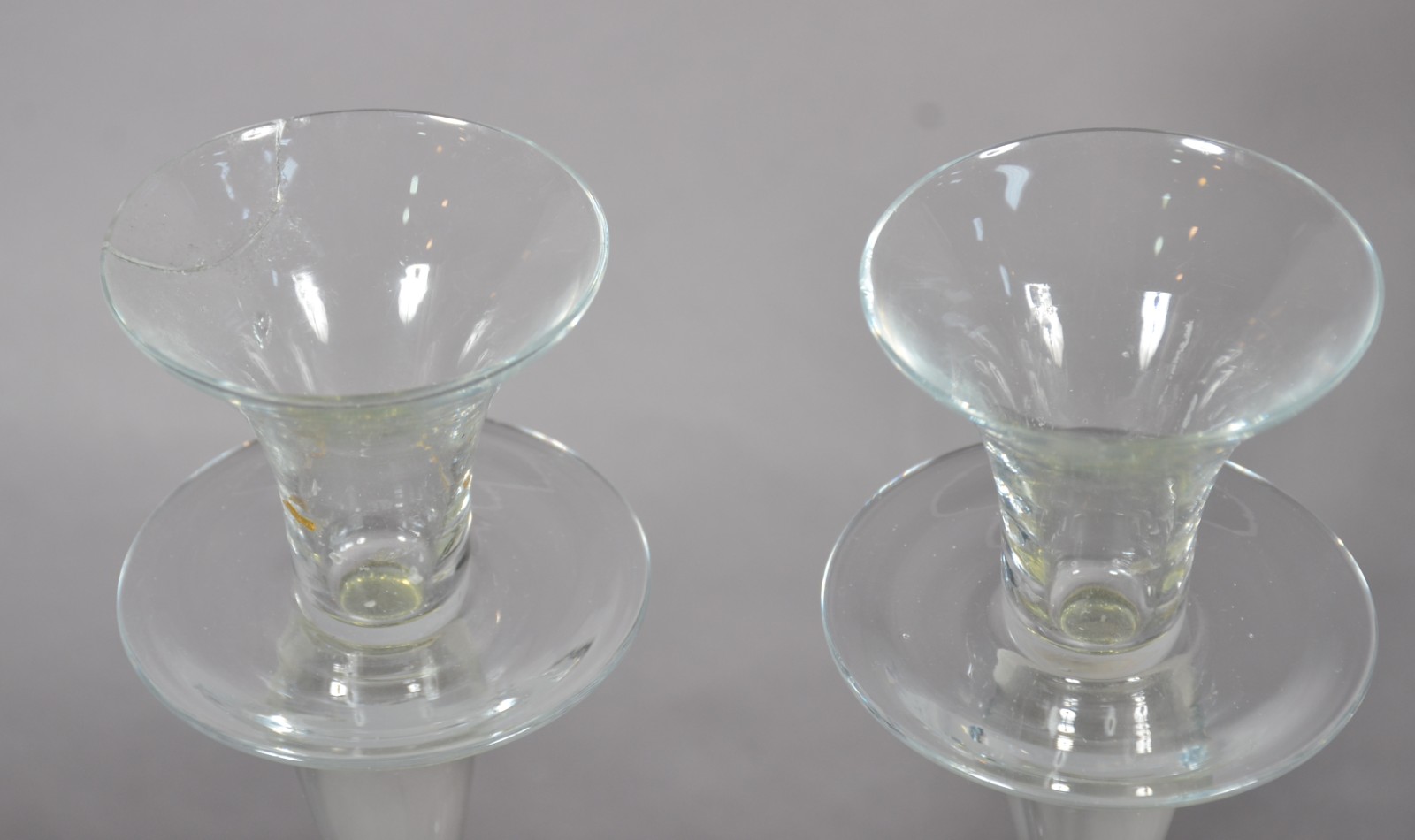 Cinco peças de cristal, sendo: 3 vasos e par de castiçais (um com... - foto 10 de 11