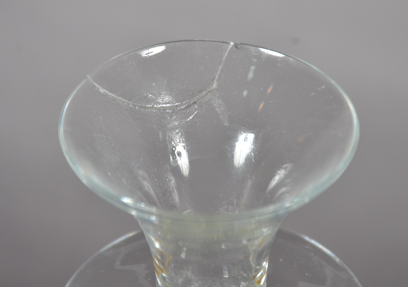 Cinco peças de cristal, sendo: 3 vasos e par de castiçais (um com... - foto 11 de 11