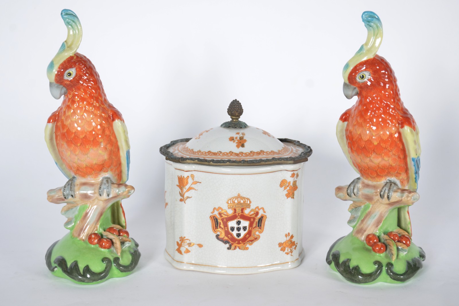 Tres peças de porcelana policromada, sendo par de papagaios e caixa... - foto 1 de 10