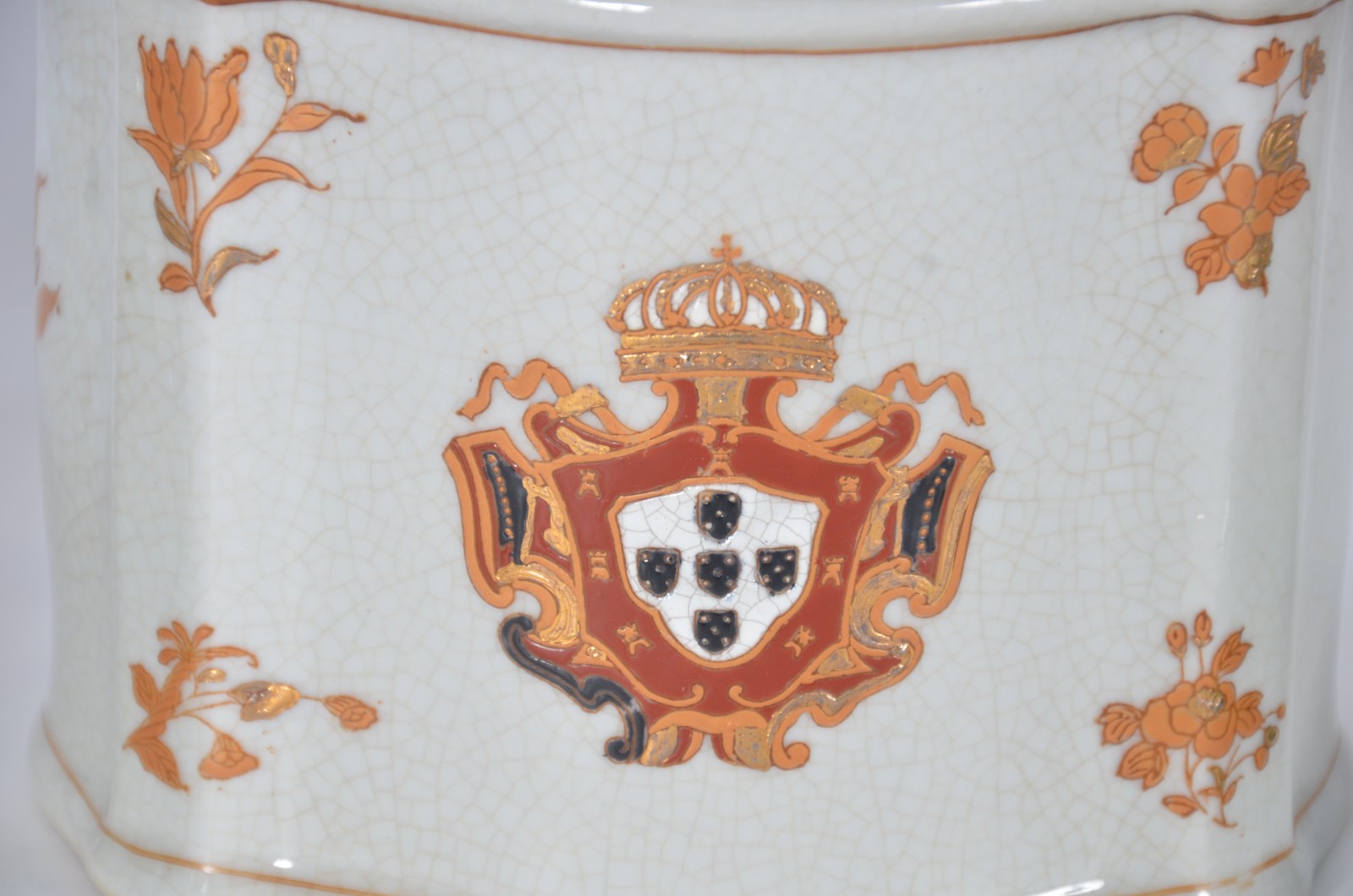 Tres peças de porcelana policromada, sendo par de papagaios e caixa... - foto 2 de 10