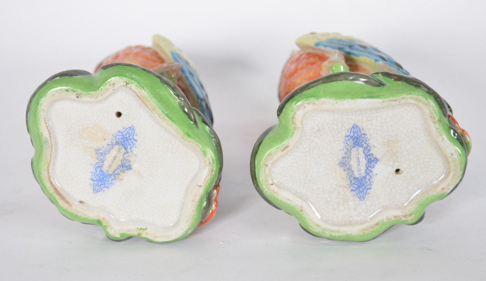 Tres peças de porcelana policromada, sendo par de papagaios e caixa... - foto 6 de 10