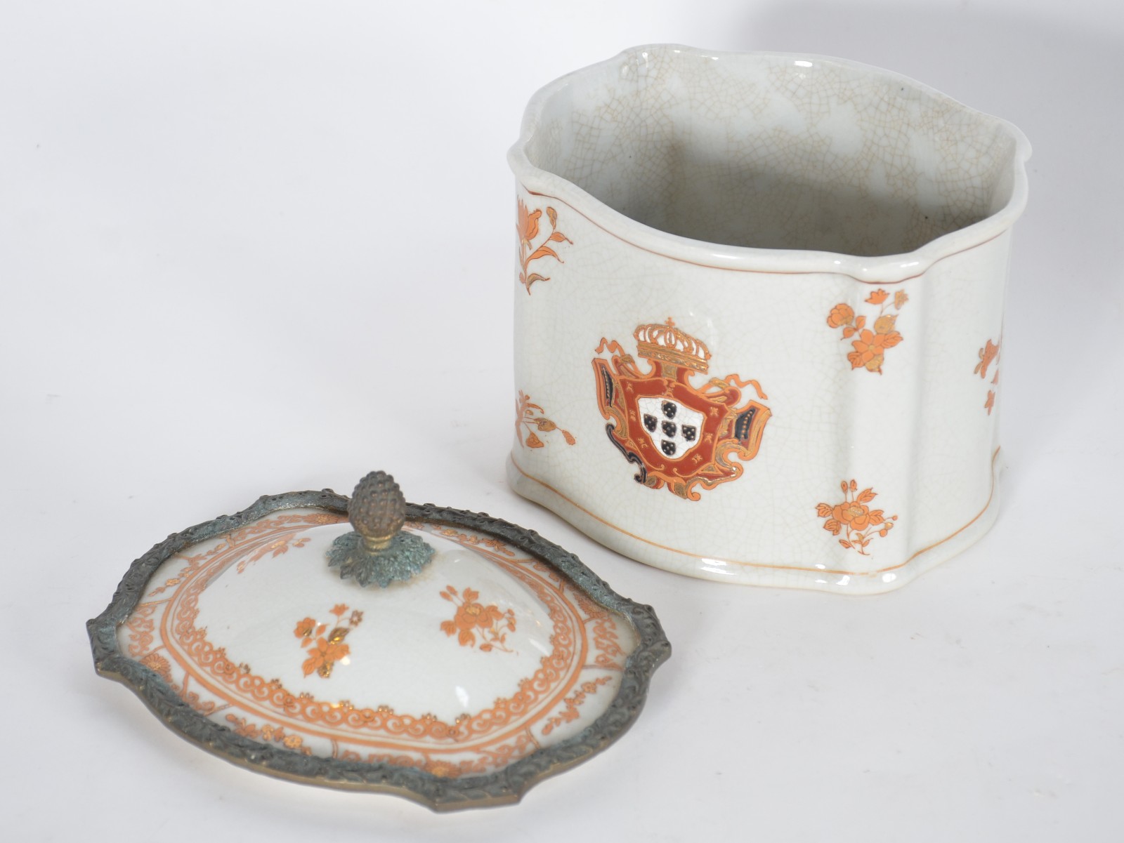 Tres peças de porcelana policromada, sendo par de papagaios e caixa... - foto 8 de 10