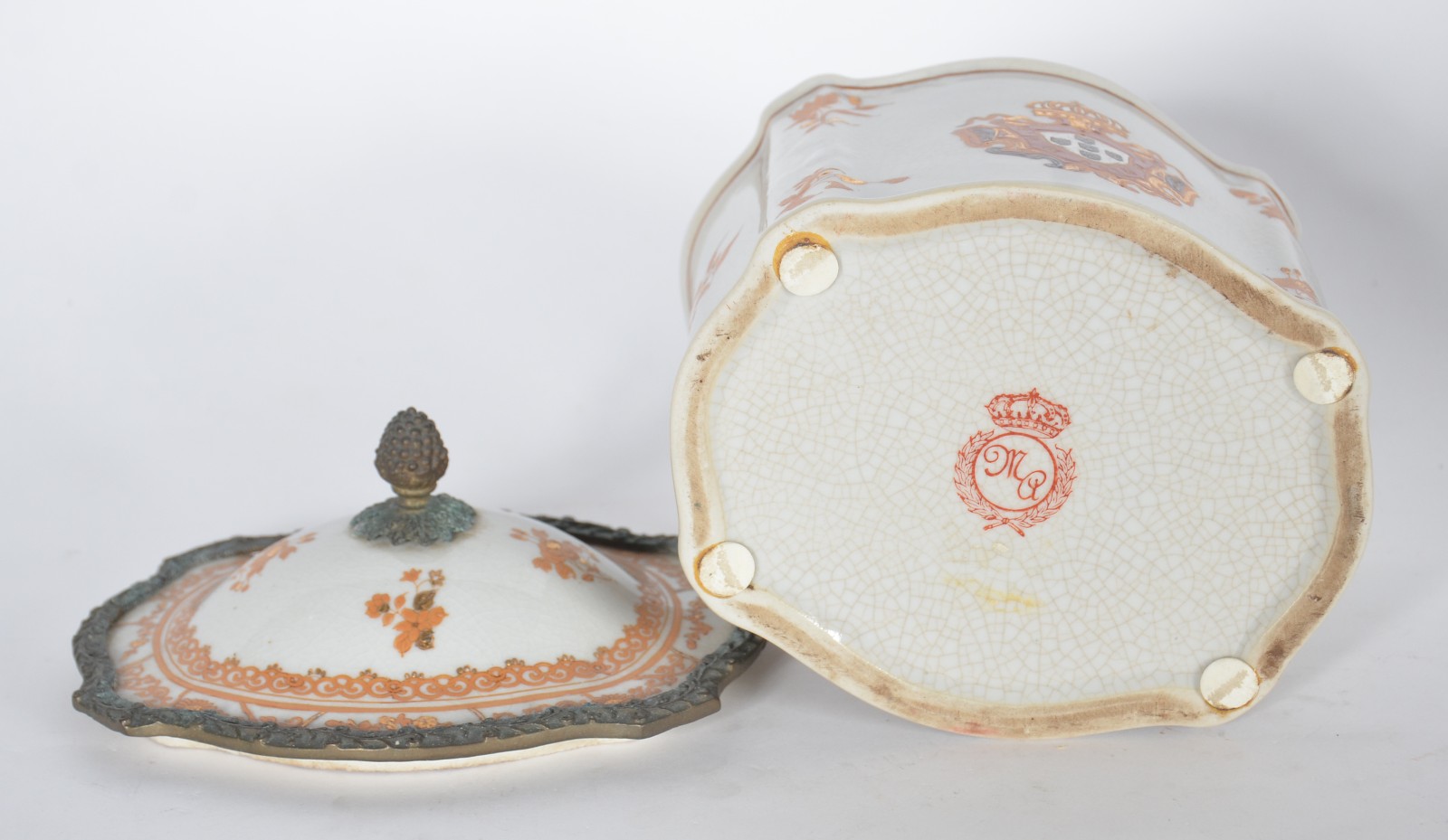 Tres peças de porcelana policromada, sendo par de papagaios e caixa... - foto 9 de 10