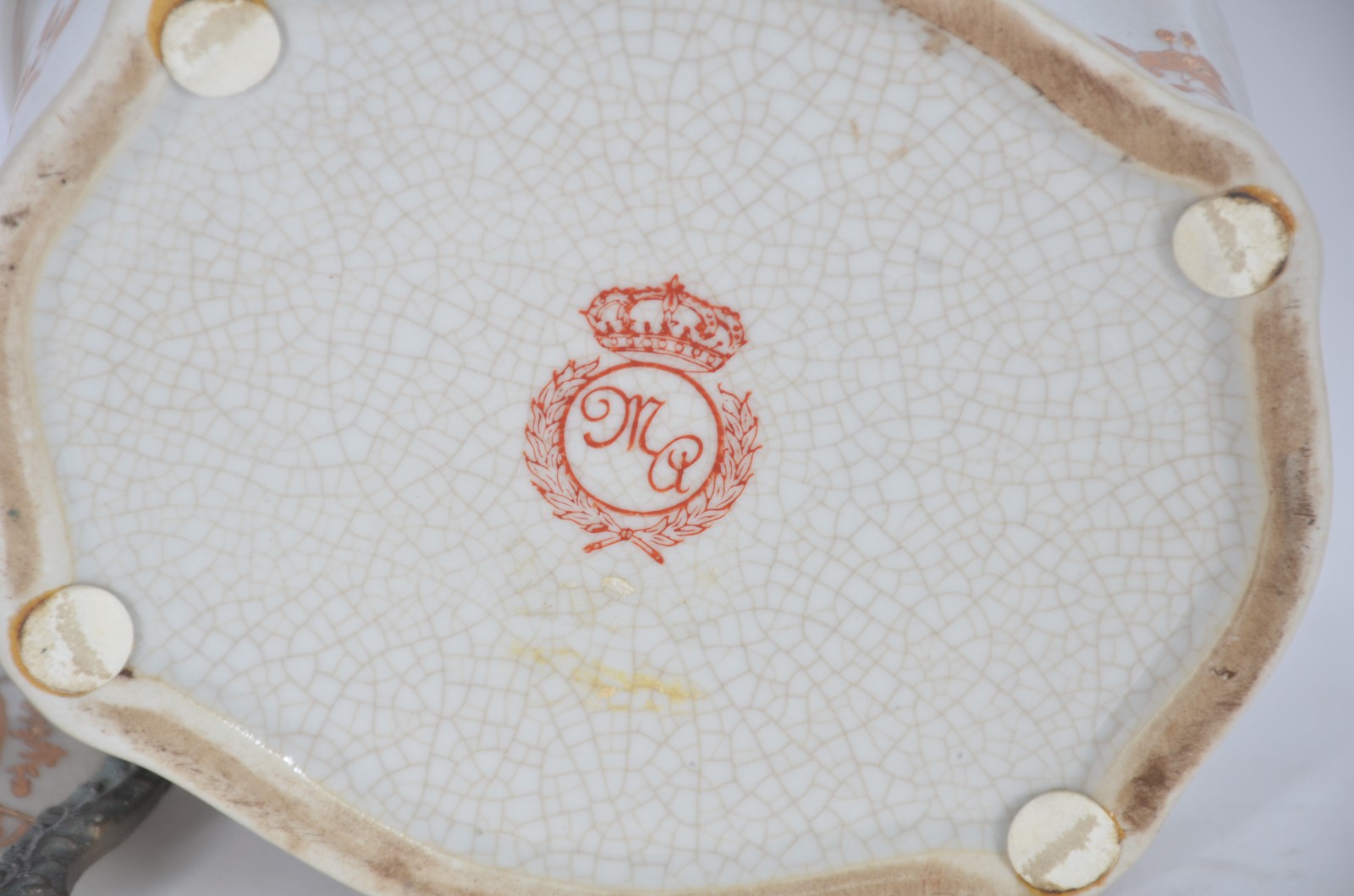 Tres peças de porcelana policromada, sendo par de papagaios e caixa... - foto 10 de 10