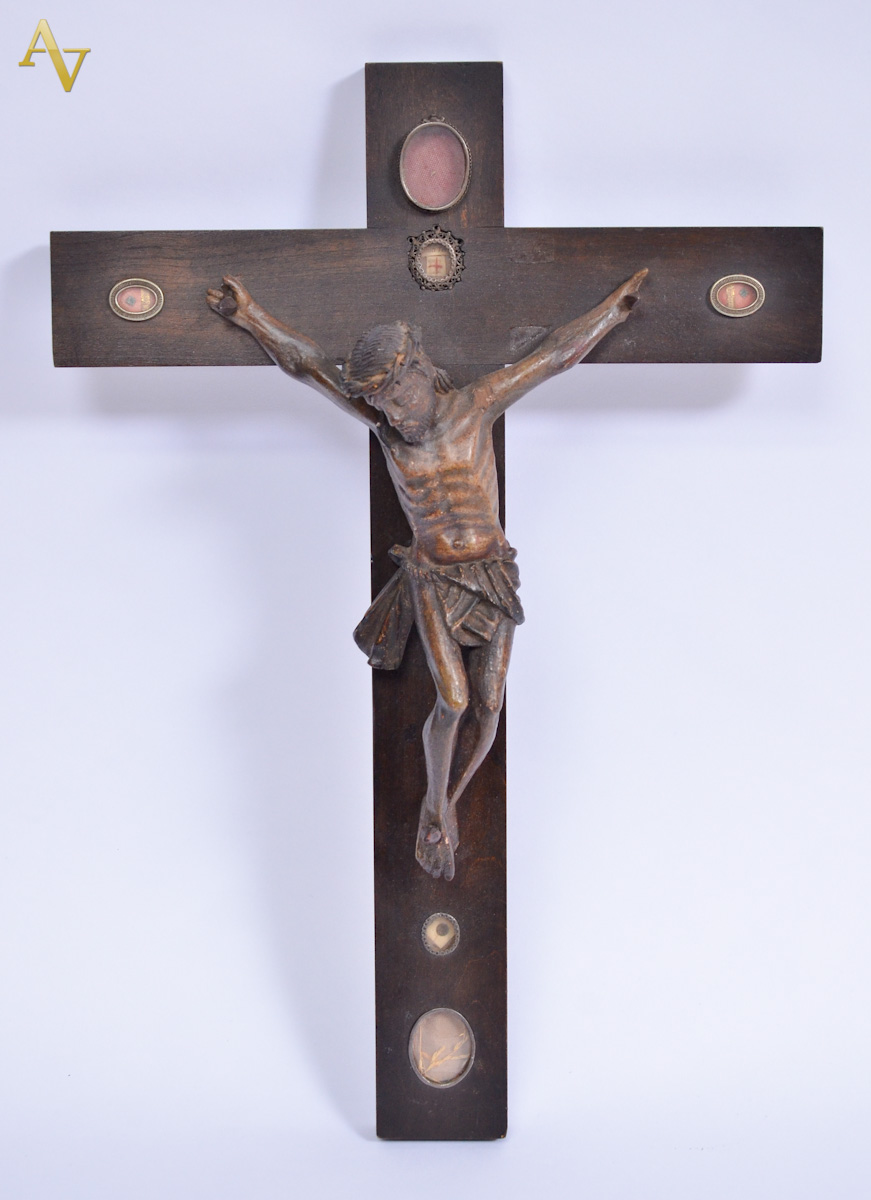 Antiga figura de Cristo crucificado de madeira ricamente entalhada...