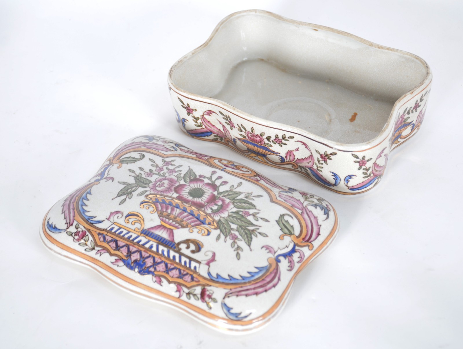 Seis peças diversas de porcelana oriental policromada, sendo... - foto 8 de 10