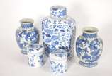 Cinco peças de porcelana oriental azul e branca... - Cinco peças de porcelana oriental azul e branca, sendo: potiche retangular, 2 vasos e 2 pequenos potiches redondos.