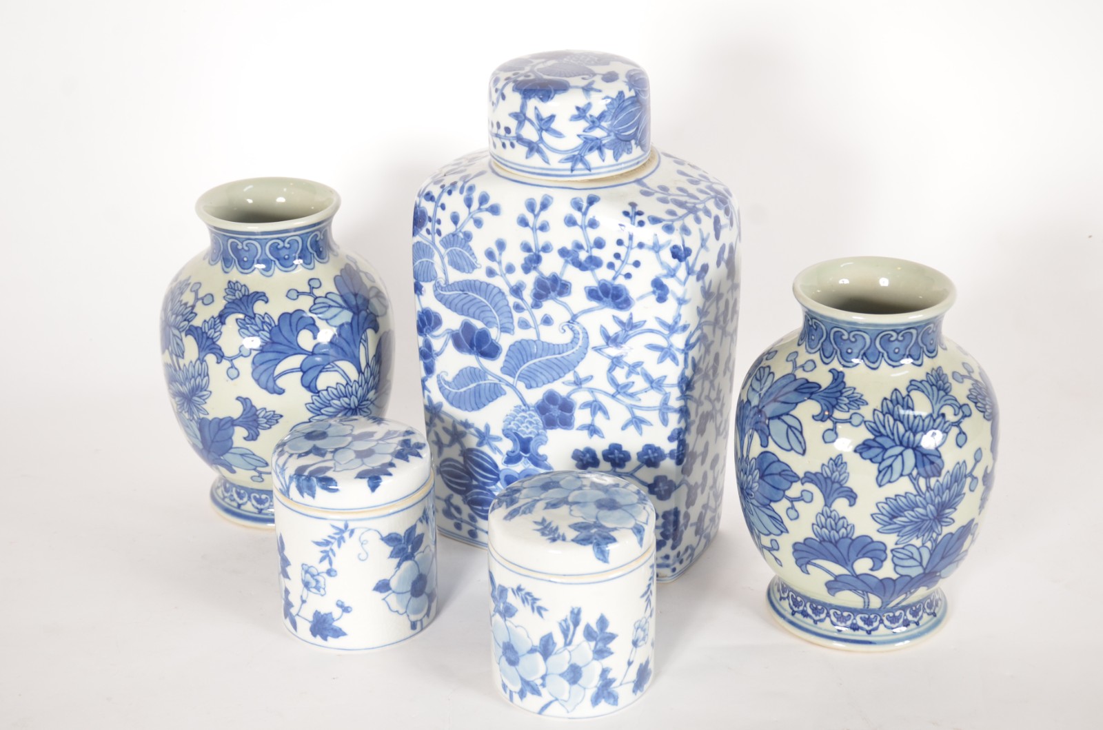Cinco peças de porcelana oriental azul e branca, sendo: potiche... - foto 1 de 10