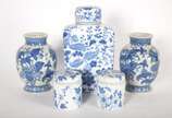 Cinco peças de porcelana oriental azul e branca... - Cinco peças de porcelana oriental azul e branca, sendo: potiche retangular, 2 vasos e 2 pequenos potiches redondos.