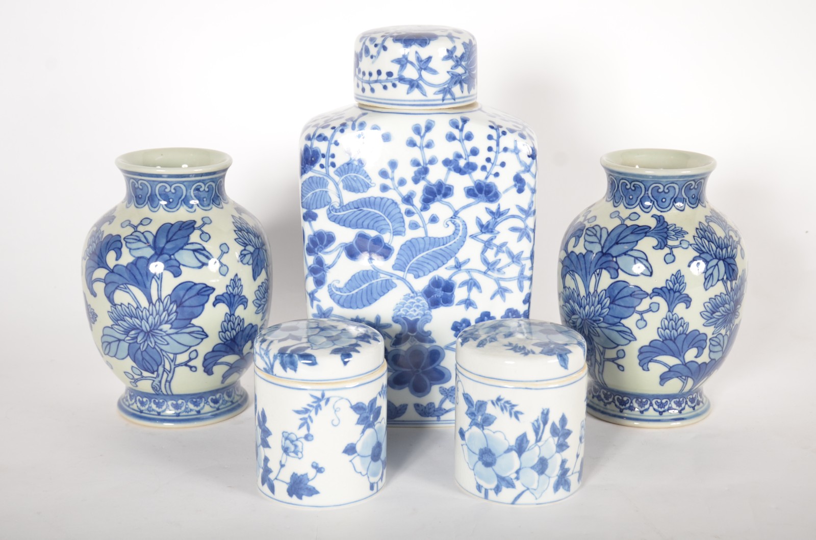 Cinco peças de porcelana oriental azul e branca, sendo: potiche... - foto 2 de 10