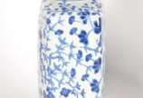 Cinco peças de porcelana oriental azul e branca... - Cinco peças de porcelana oriental azul e branca, sendo: potiche retangular, 2 vasos e 2 pequenos potiches redondos.