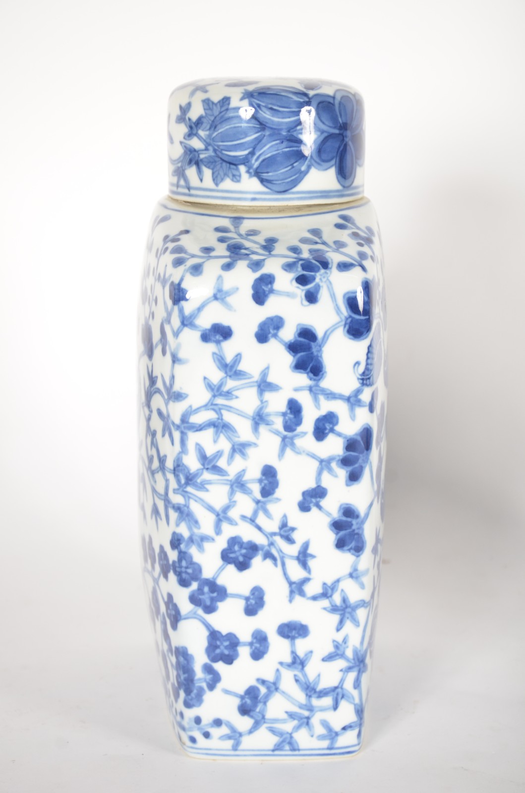 Cinco peças de porcelana oriental azul e branca, sendo: potiche... - foto 3 de 10