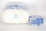 Cinco peças de porcelana oriental azul e branca... - Cinco peças de porcelana oriental azul e branca, sendo: potiche retangular, 2 vasos e 2 pequenos potiches redondos.