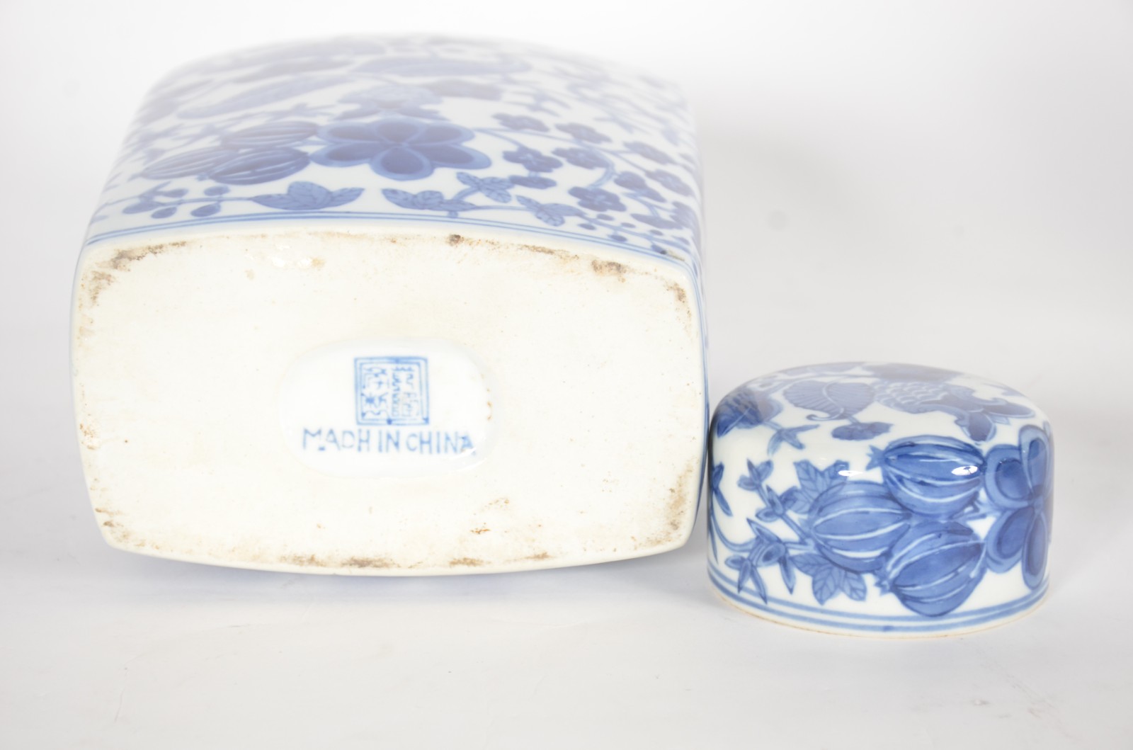Cinco peças de porcelana oriental azul e branca, sendo: potiche... - foto 4 de 10