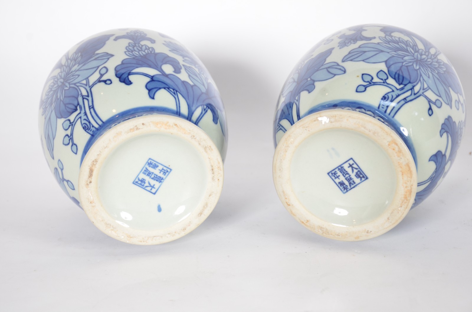 Cinco peças de porcelana oriental azul e branca, sendo: potiche... - foto 5 de 10