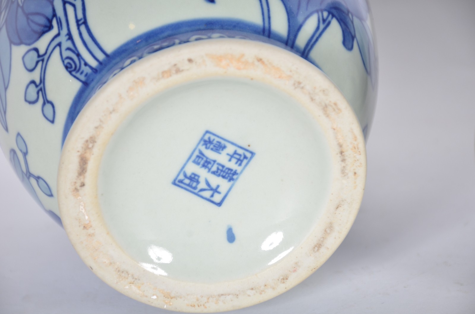 Cinco peças de porcelana oriental azul e branca, sendo: potiche... - foto 6 de 10