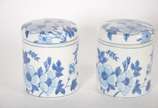Cinco peças de porcelana oriental azul e branca... - Cinco peças de porcelana oriental azul e branca, sendo: potiche retangular, 2 vasos e 2 pequenos potiches redondos.