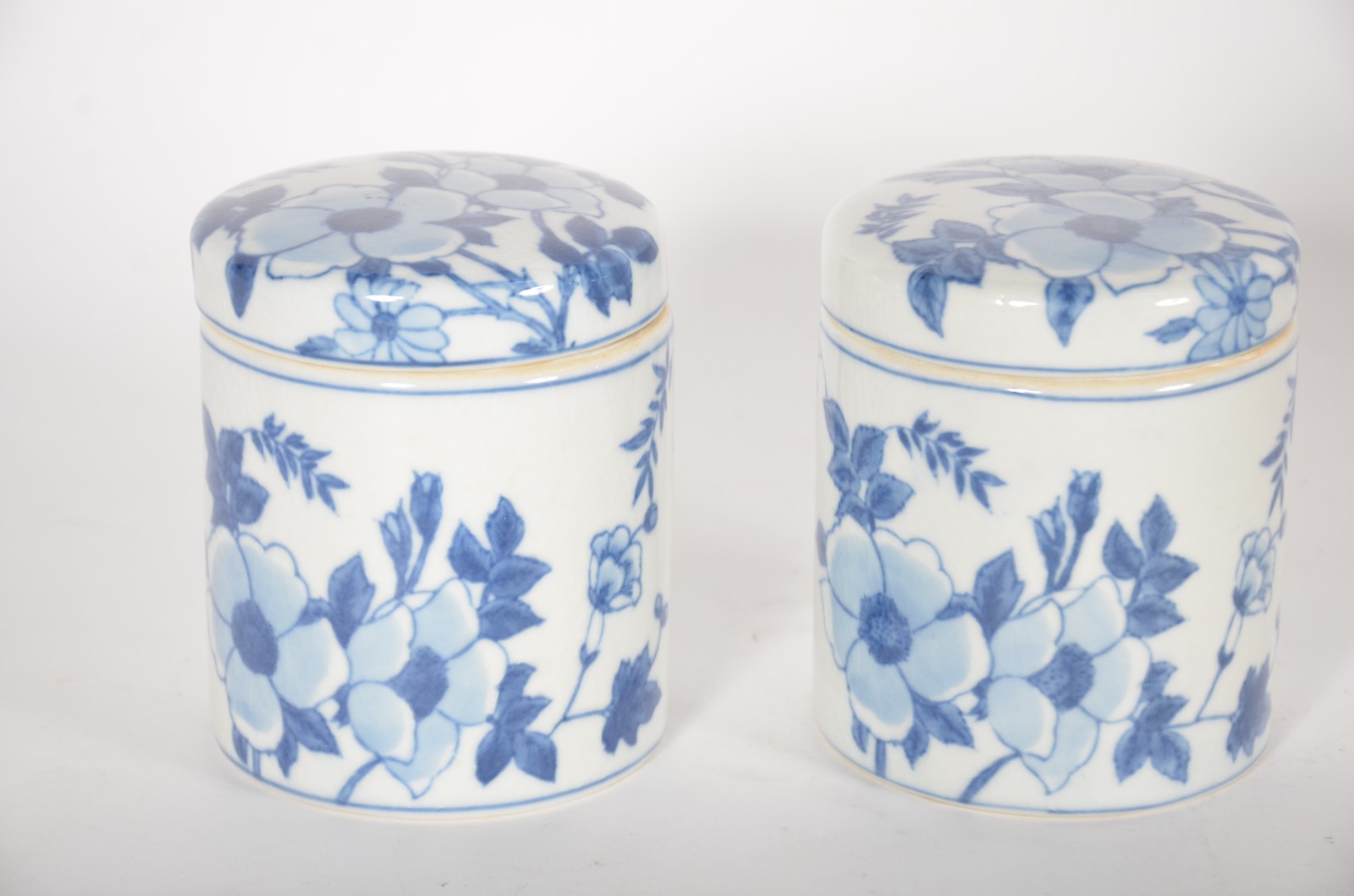 Cinco peças de porcelana oriental azul e branca, sendo: potiche... - foto 8 de 10