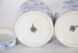 Cinco peças de porcelana oriental azul e branca... - Cinco peças de porcelana oriental azul e branca, sendo: potiche retangular, 2 vasos e 2 pequenos potiches redondos.