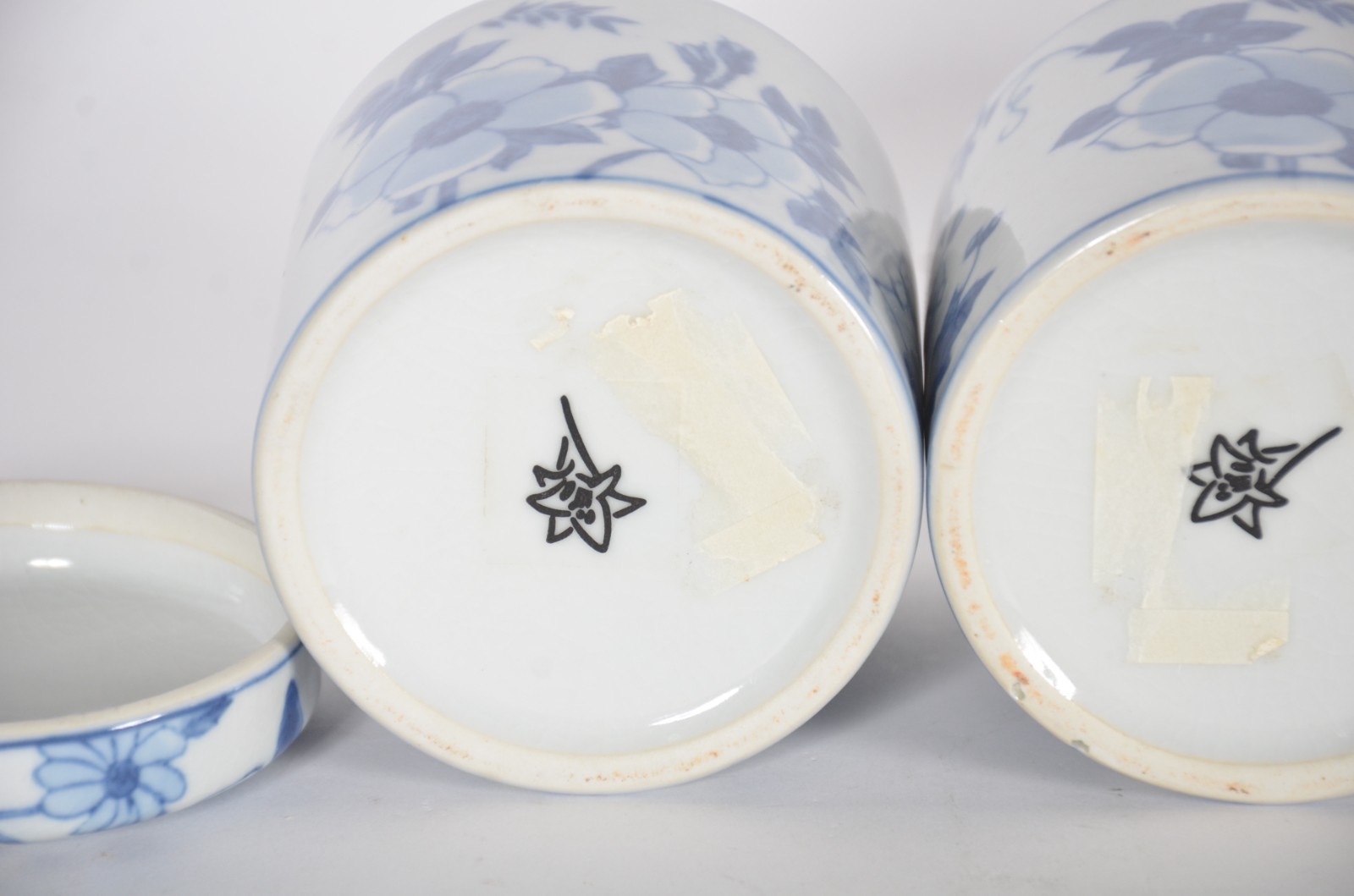 Cinco peças de porcelana oriental azul e branca, sendo: potiche... - foto 9 de 10