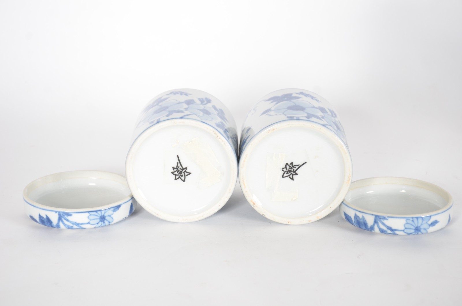 Cinco peças de porcelana oriental azul e branca, sendo: potiche... - foto 10 de 10