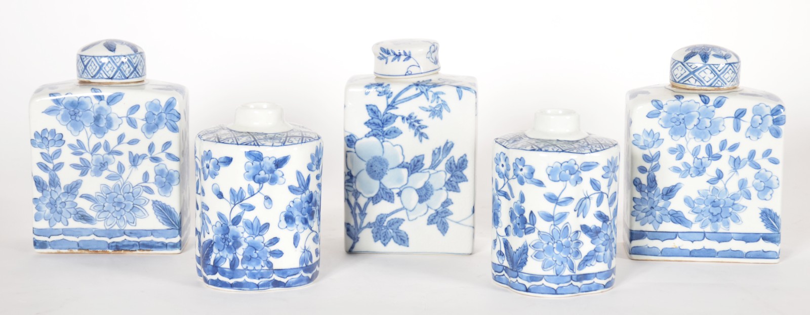 Cinco peças de porcelana azul e branca, sendo: 3 caixas para chá e... - foto 1 de 10