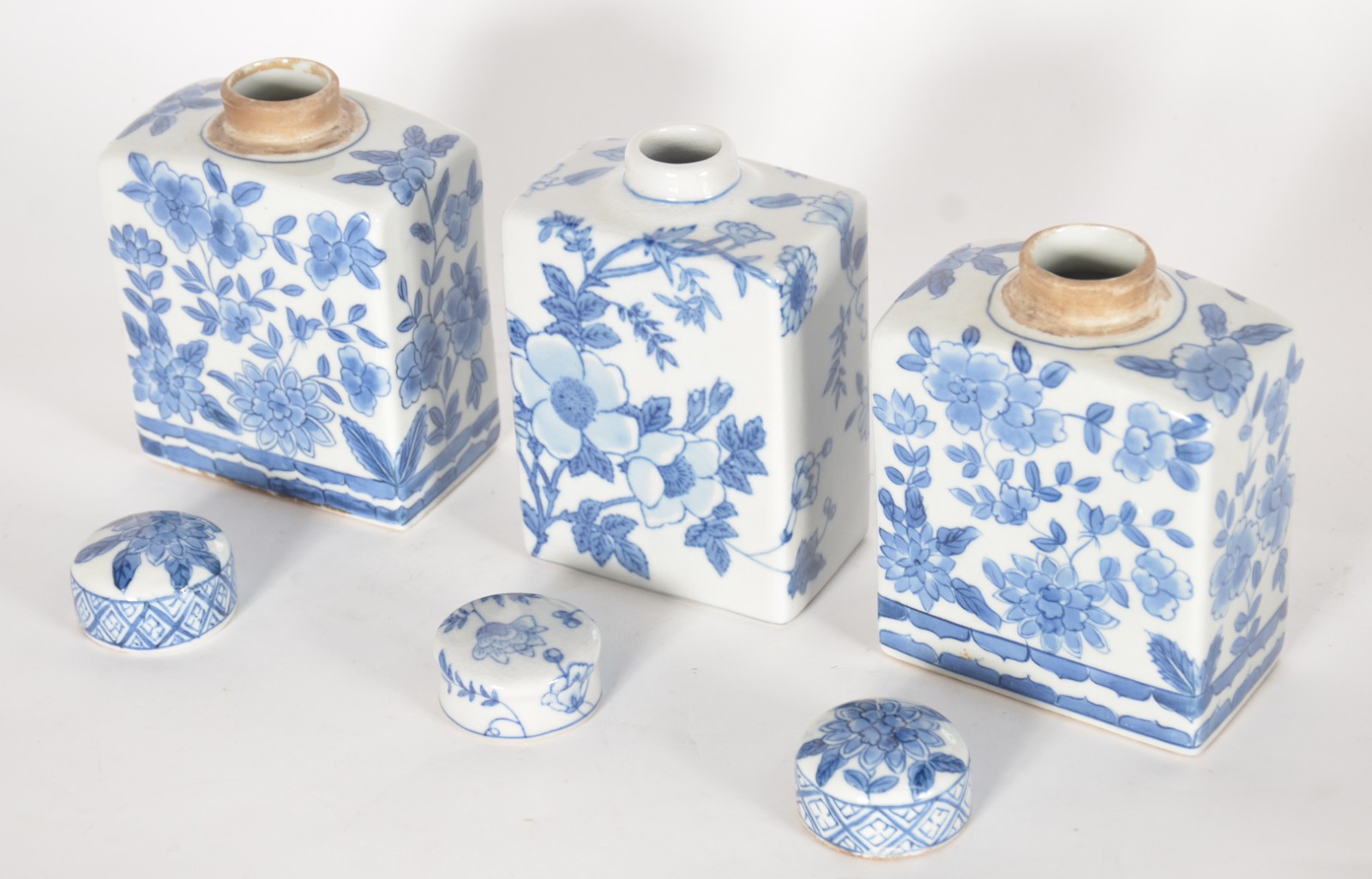 Cinco peças de porcelana azul e branca, sendo: 3 caixas para chá e... - foto 2 de 10