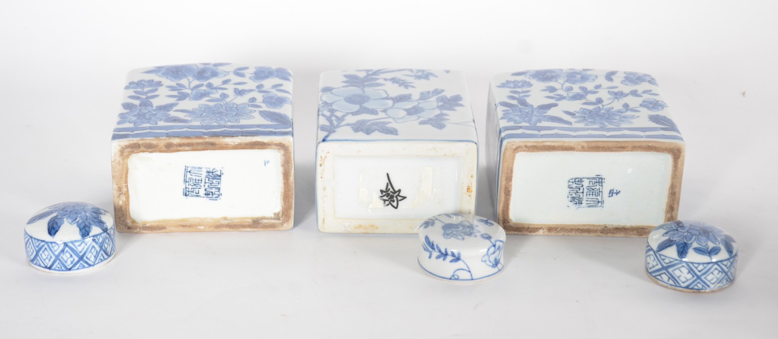 Cinco peças de porcelana azul e branca, sendo: 3 caixas para chá e... - foto 3 de 10