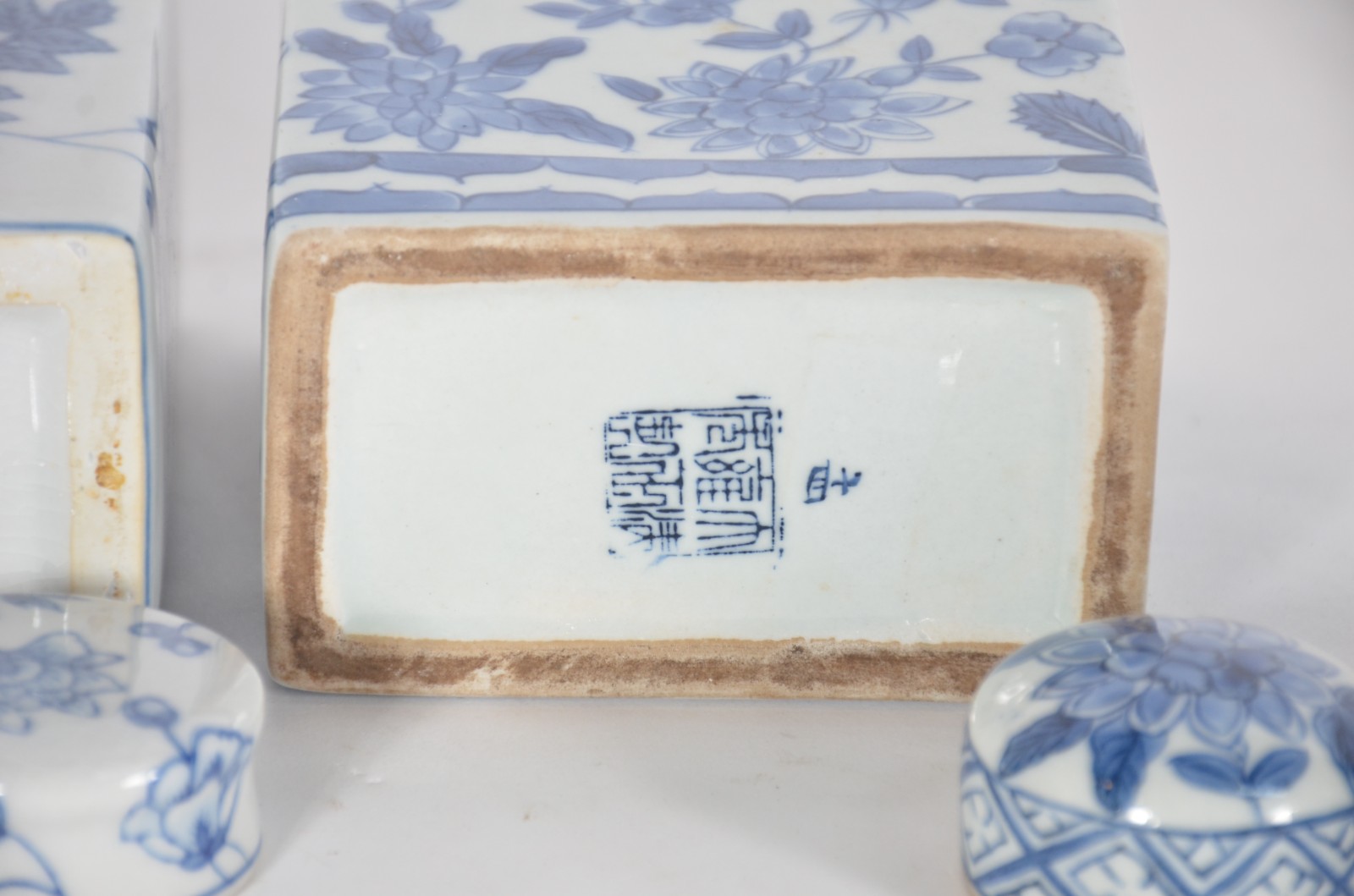 Cinco peças de porcelana azul e branca, sendo: 3 caixas para chá e... - foto 4 de 10