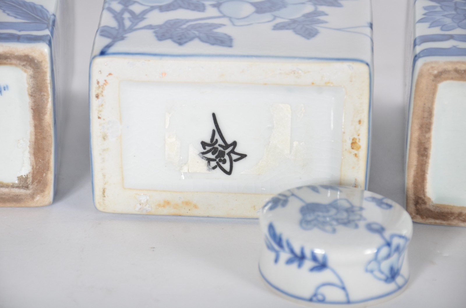 Cinco peças de porcelana azul e branca, sendo: 3 caixas para chá e... - foto 5 de 10