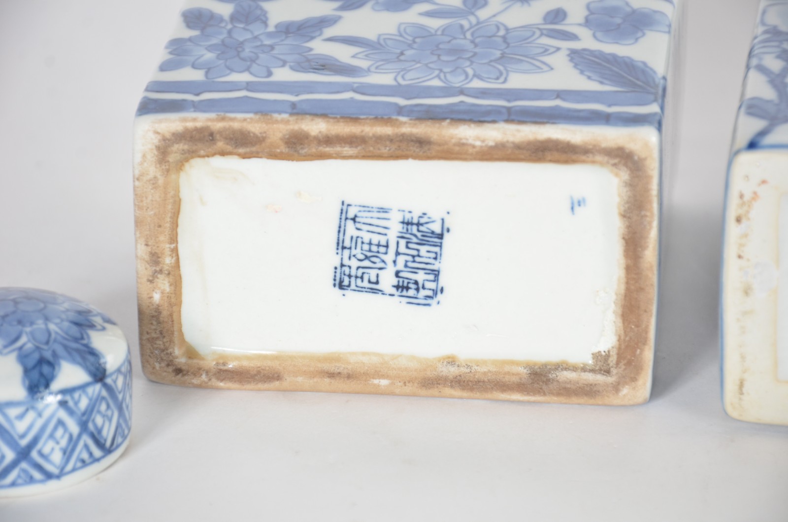 Cinco peças de porcelana azul e branca, sendo: 3 caixas para chá e... - foto 6 de 10