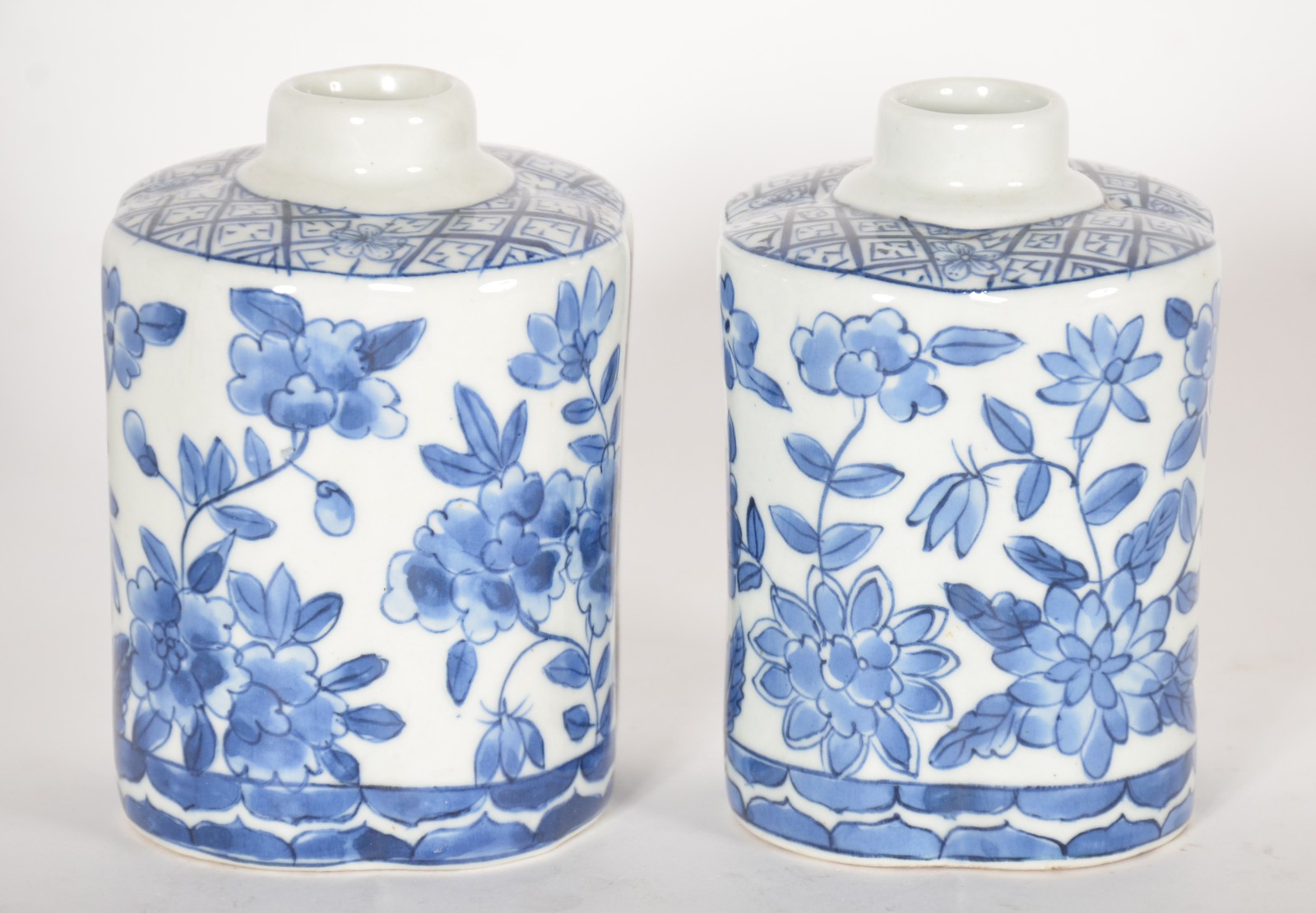 Cinco peças de porcelana azul e branca, sendo: 3 caixas para chá e... - foto 7 de 10