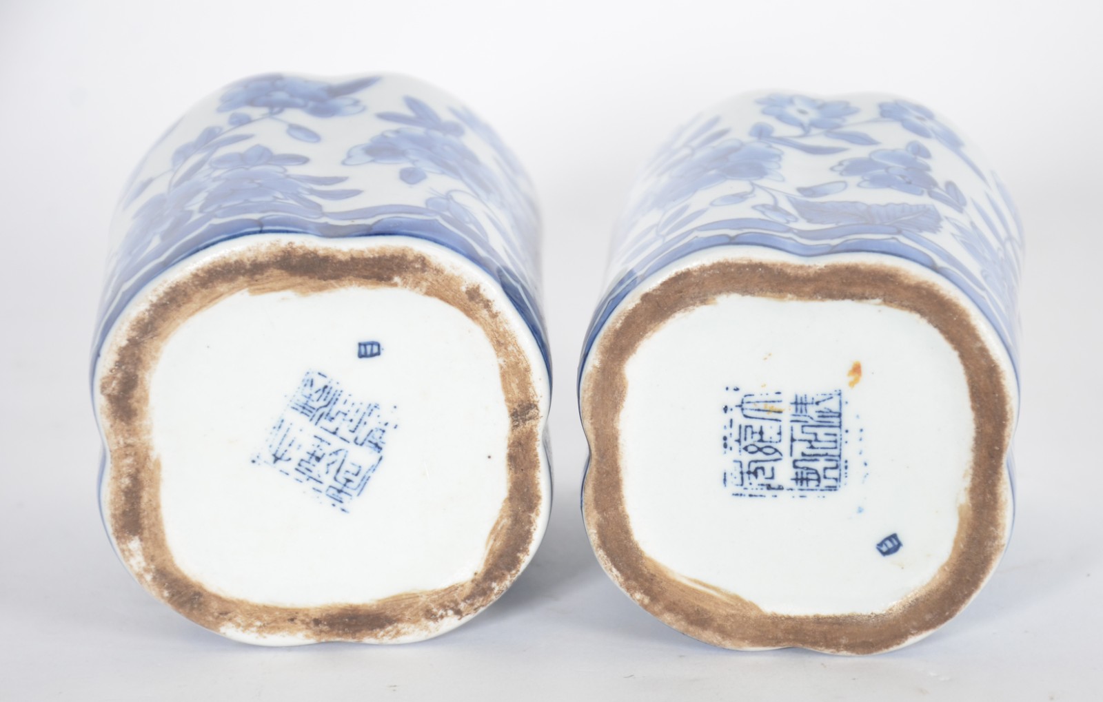 Cinco peças de porcelana azul e branca, sendo: 3 caixas para chá e... - foto 8 de 10