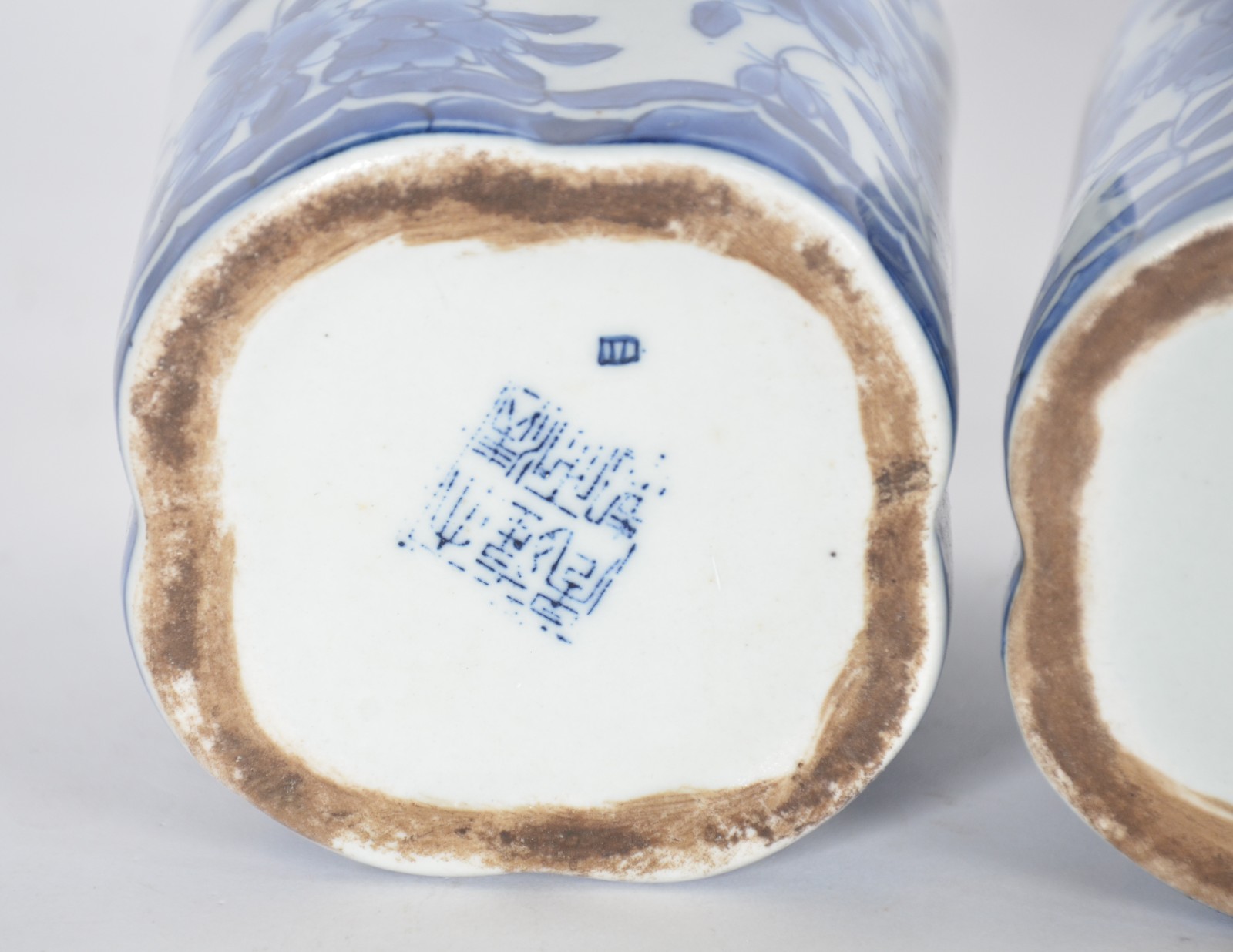 Cinco peças de porcelana azul e branca, sendo: 3 caixas para chá e... - foto 9 de 10