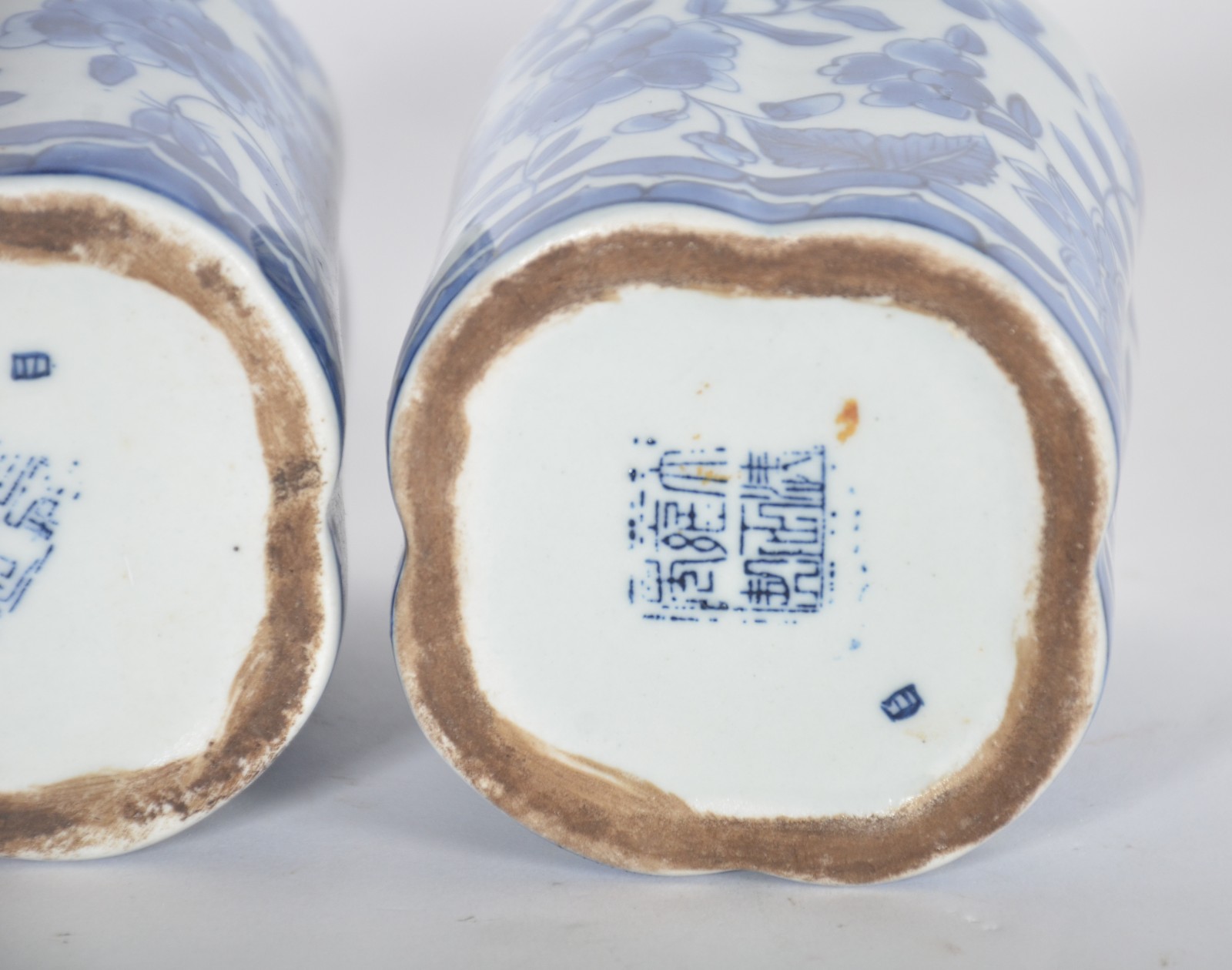 Cinco peças de porcelana azul e branca, sendo: 3 caixas para chá e... - foto 10 de 10