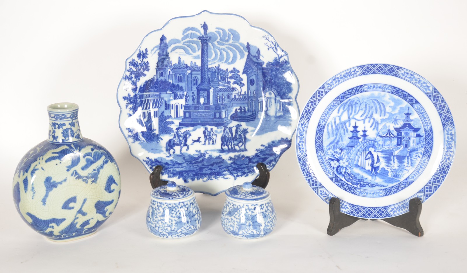 Cinco peças diversas de porcelana azul e branca, sendo: 2 pratos, 2... - foto 1 de 11
